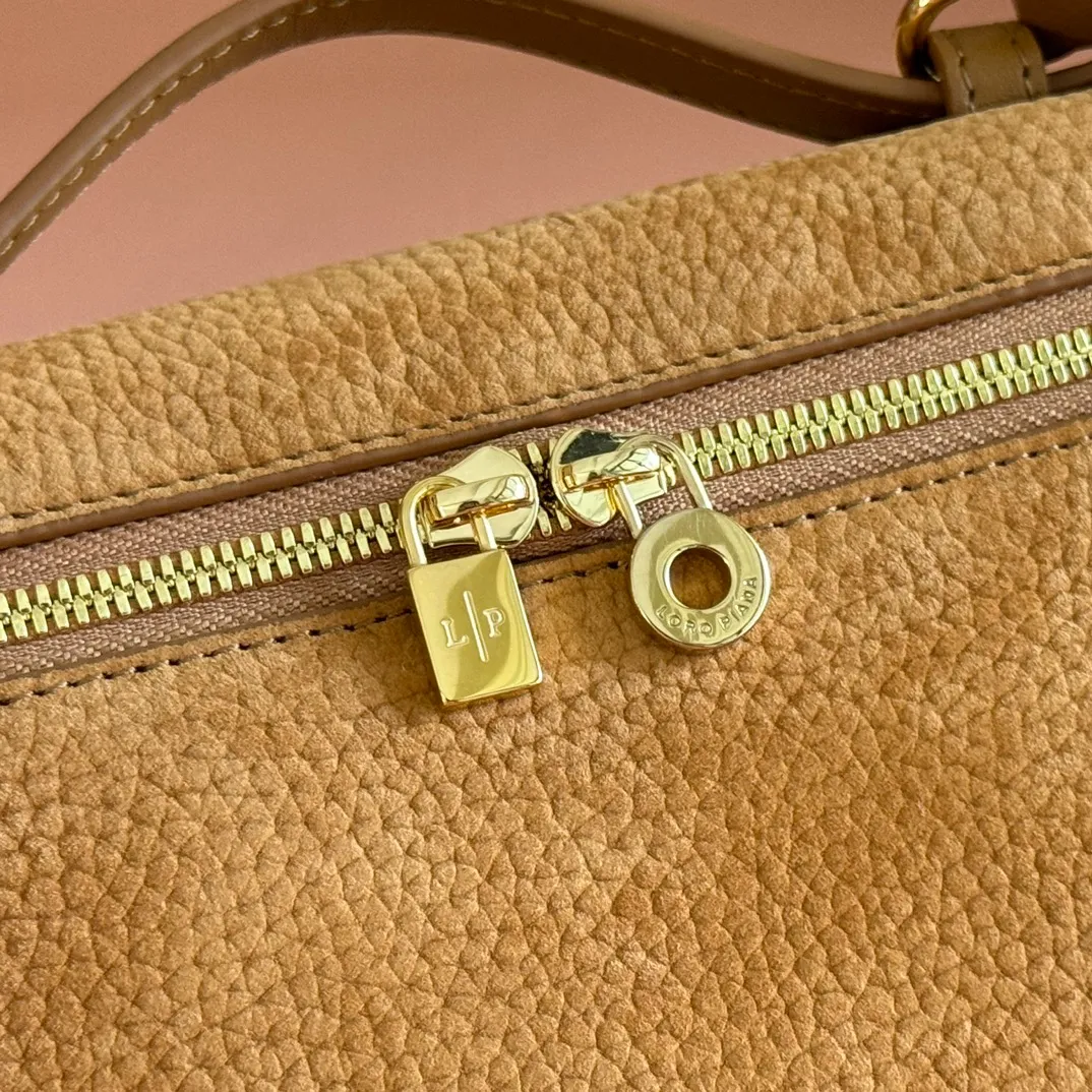p1160💋💋💋【Original leather configuration counter complete package】 𝐋𝐨𝐫𝐨 𝐏𝐢𝐚𝐧@ Extra pocket L19 series handbag/crossbody bag, all steel deerskin, the most comfortable life is not defined, just like loro The material design of pian@ does not require complicated design styles. The simple and soft outline is elegant and durable, like an exquisite cosmetic case, which perfectly balances appearance and functionality. The leather is delicate and feels as soft as butter. The small bag has a large capacity. It is not only portable with a thin shoulder strap, but can also be worn cross-body. Sisters who have a special liking for minimalist style can buy it. It is simple and versatile. The simpler, the more different. Stars and Instagram celebrities are all planting it. There are two sizes of 19 cm and 27 cm. One is exquisite and casual, and the other is elegant and grand. Size: Small: length 19×width 7×height 12cm (